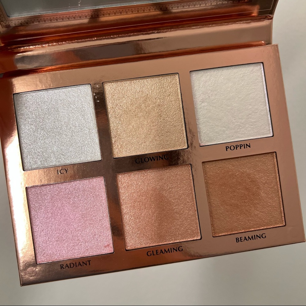 ACE Beaute Glow Essentials highlighter palette
